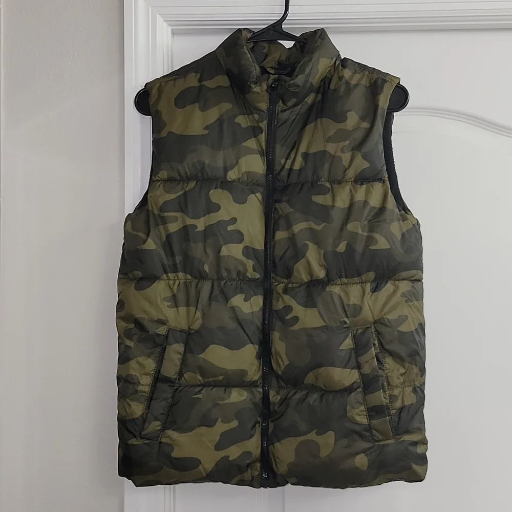 Old Navy Boys Camouflage Puffer Vest in Olive Green